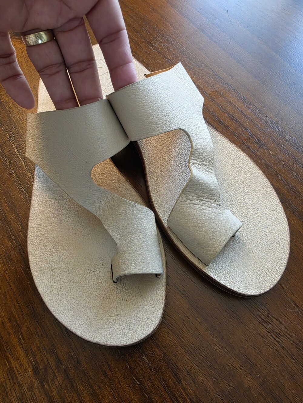 ANTONIO MELANI Cream Leather Cutout Toe-Loop Sandals